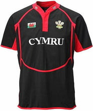 Load image into Gallery viewer, NEW MEN&#39;S &#39;NEW COOLDRY&#39; CYMRU WELSH FEATHERS/DRAGON COLLARED RUGBY T SHIRT
